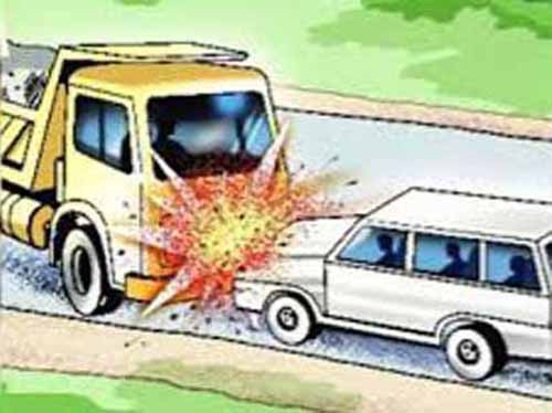 सड़क के बीच खराब खड़ी हाइवा से पिकअप टकराई, दाे की माैत, एक घायल